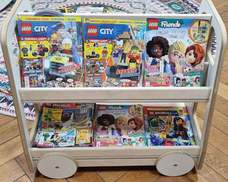 zdjęcie czasopism dla dzieci lego ninjago i lego friends na regaliku