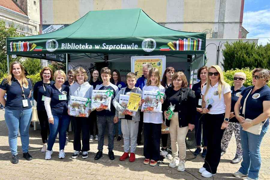 zdjęcie kadry biblioteki wraz z nagrodzoną grupą młodzieży przed namiotem biblioteki