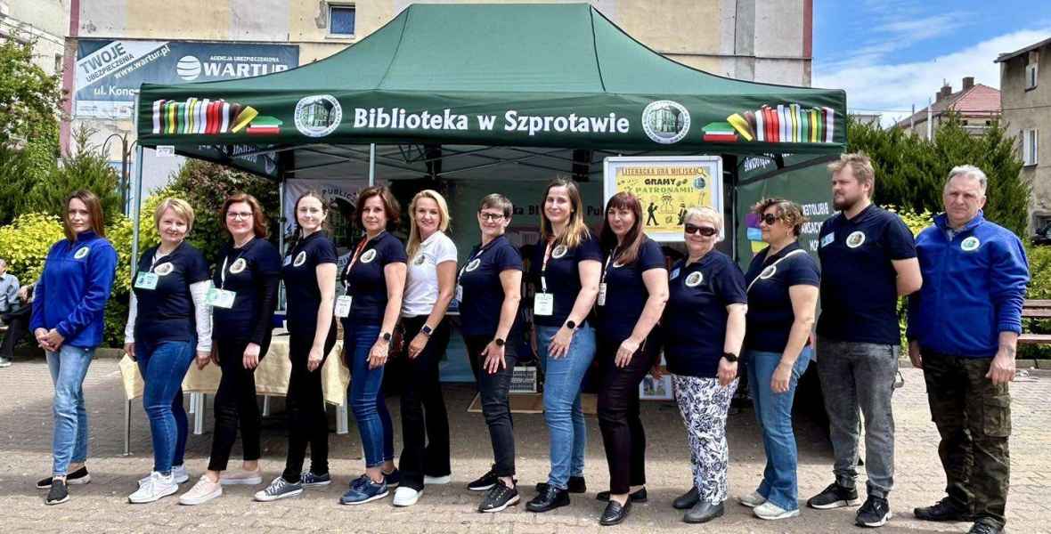 zdjęcie grupowe kadry biblioteki przed namiotem