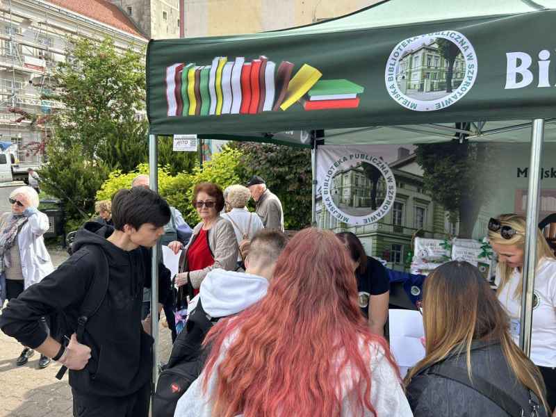 zdjęcie młodzieży przy namiocie biblioteki podczas rejestracji grupy