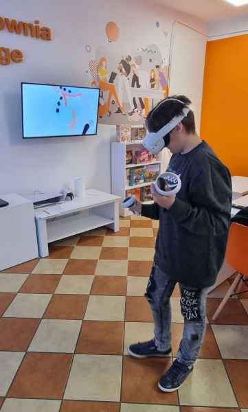 zdjęcie chłopca z goglami VR podczas malowania elementów bałwana
