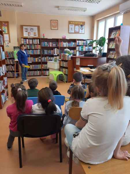 zdjęcie dzieci i bibliotekarki mówiącej o zakładkach