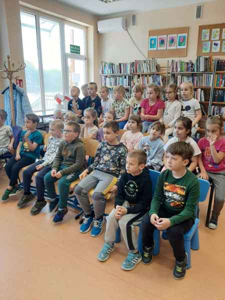 zdjęcie grupy dzieci na krzesełkach w bibliotece