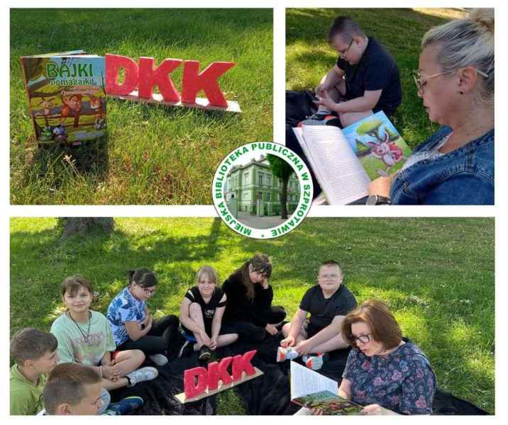 kolaż zdjęć uczestników słuchających czytanej przez wychowawczynię i bibliotekarkę książki oraz zdjęcie książki i napisu DKK na trawie, pośrodku logo biblioteki