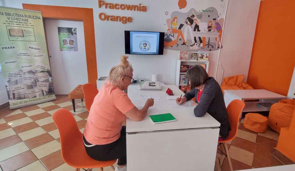 zdjęcie seniorek w pracowni orange w trakcie rozwiązywania zadań