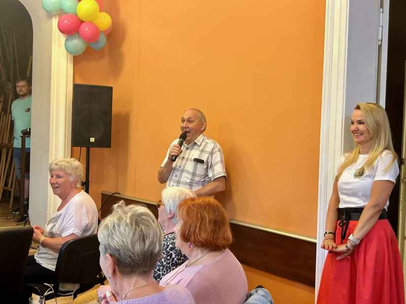 zdjęcie seniora z mikrofonem podczas rozśmieszania publiczności