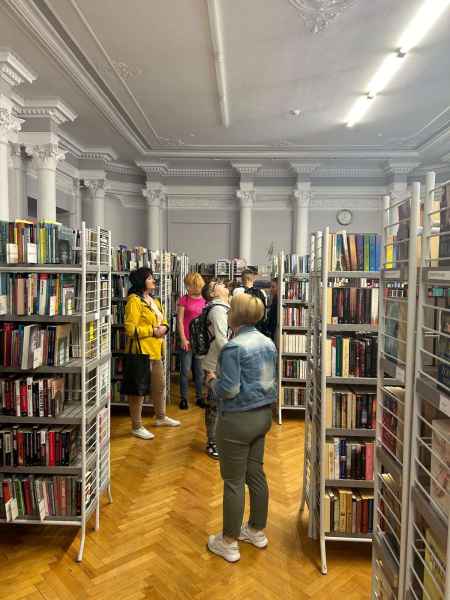zdjęcie młodzieży i wychowawczyni podczas zwiedzania biblioteki