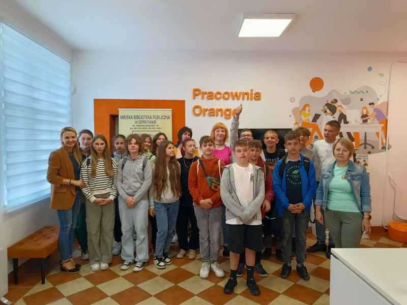 zdjęcie młodzieży i wychowawczyni w pracowni Orange z dyrektor biblioteki i bibliotekarką