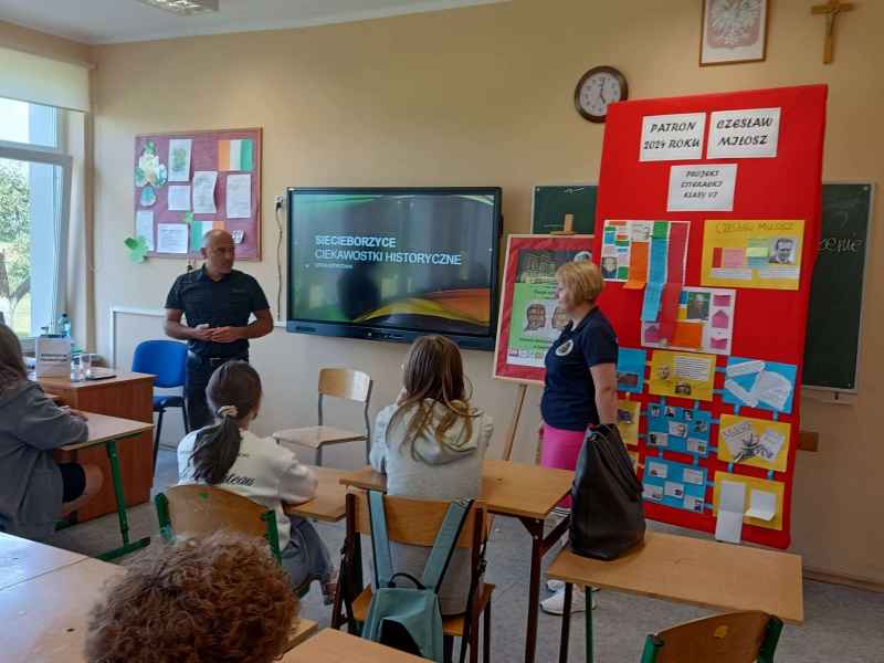 zdjęcie regionalisty mówiącego na bibliotekarki przed klasą