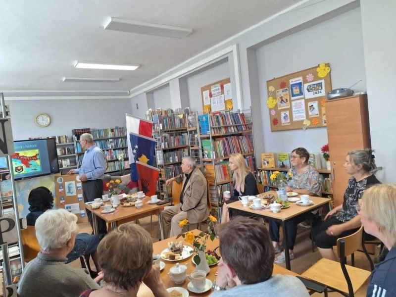zdjęcie Albańczyka podczas prowadzenia prezentacji dla zgromadzonych gości