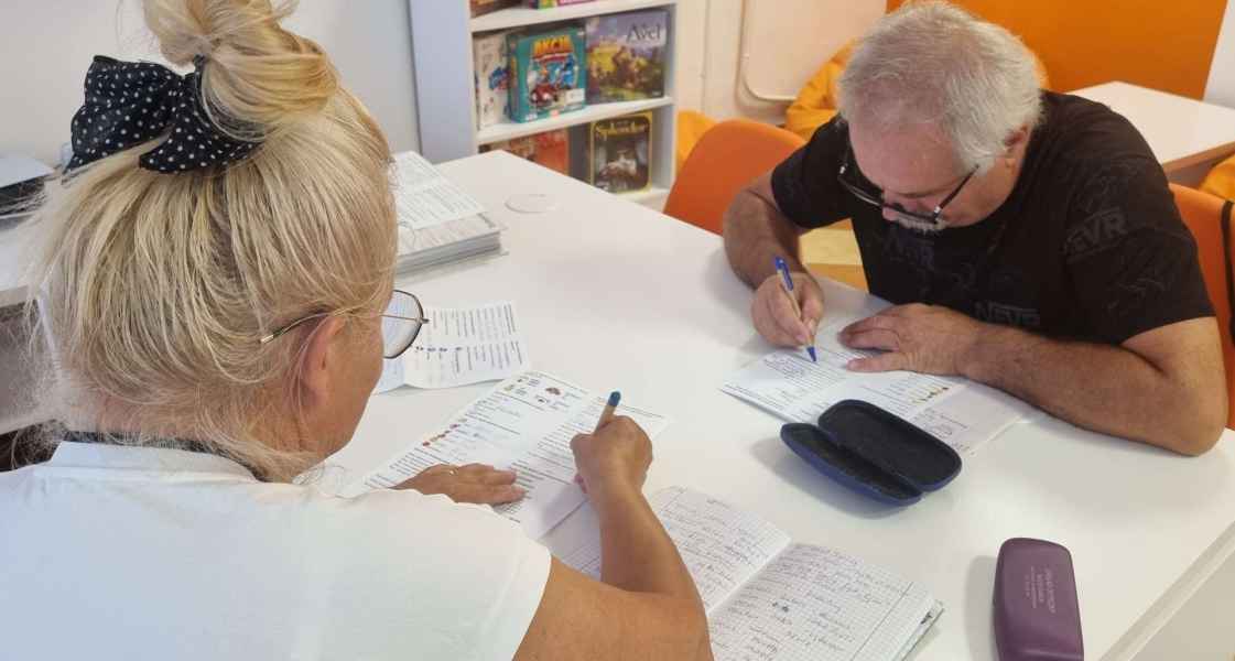 zdjęcie kursantów podczas wpisywania odpowiedzi do zadań