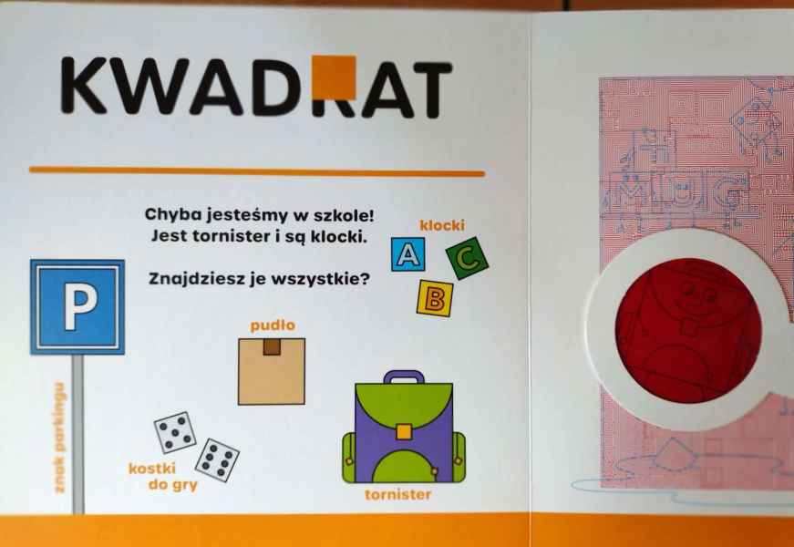 zdjęcie wnętrza książki ze stronami o kwadratach