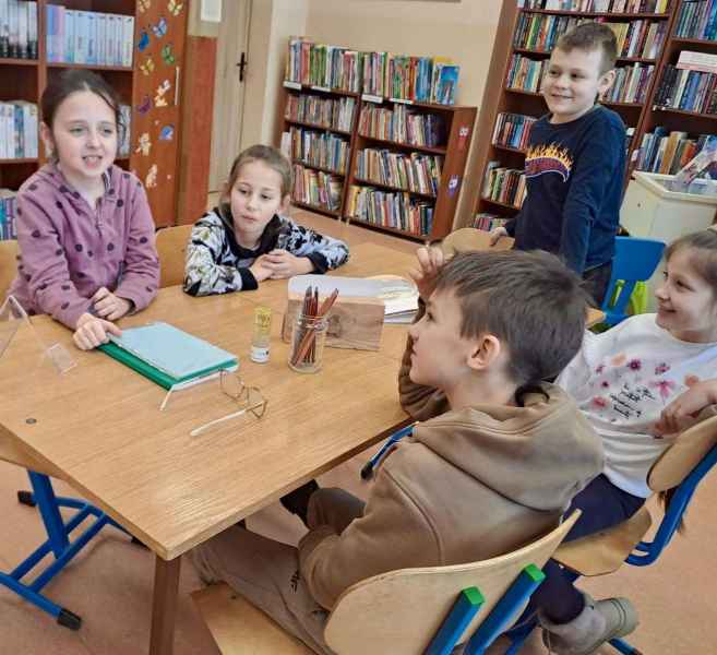 zdjęcie radosnych dzieci siedzących przy stoliku