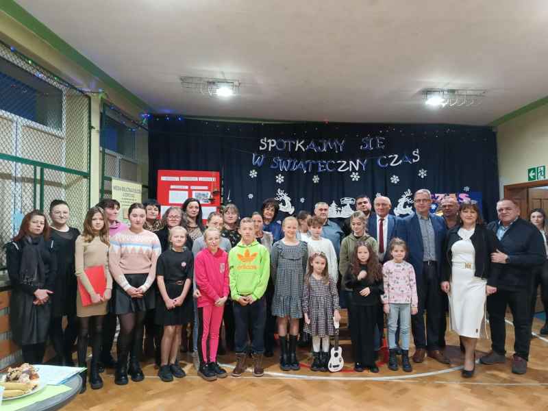 grupowe zdjęcie burmistrza, nauczycieli, dzieci i zaproszonych gości