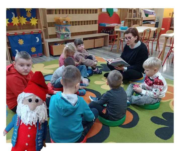 zdjęcie bibliotekarki czytającej dzieciom na dywanie