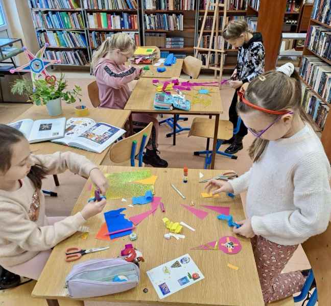 zdjęcie dzieci podczas wycinania kolorowego papieru