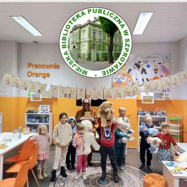 zdjęcie dzieci z pluszowymi misiami i bibliotekarki w przebraniu misia, nad nimi napis dzień pluszowego misia, na górze logo biblioteki