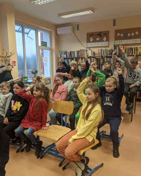 zdjęcie uczniów w bibliotece podczas zgłaszania się