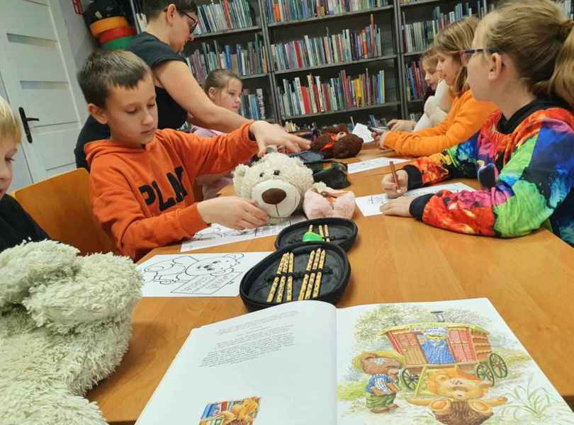 zdjęcie dzieci podczas kolorowania obrazków misiów przy stole