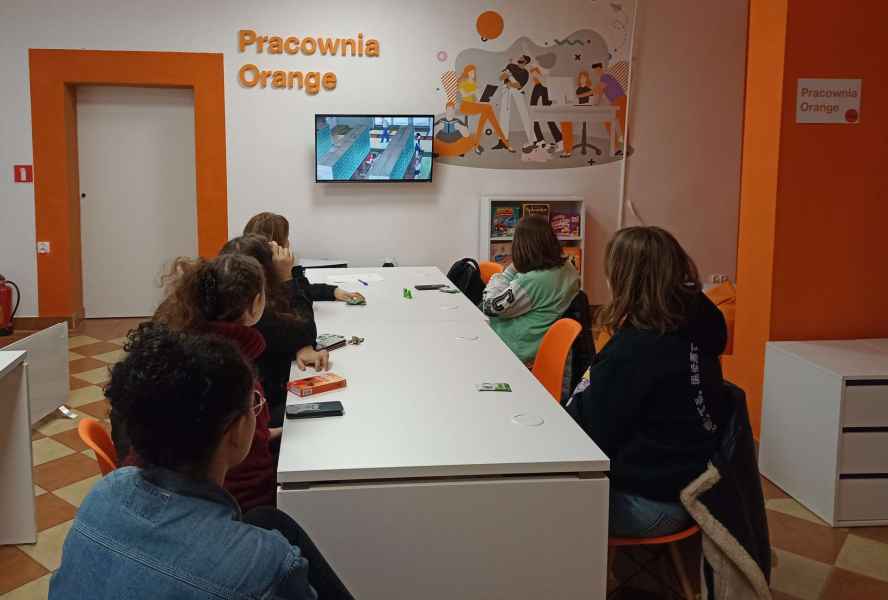 zdjęcie klubowiczek oglądających film w pracowni orange