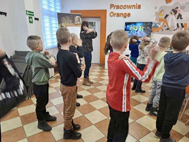 zdjęcie dzieci i bibliotekarki podczas tańczenia macareny