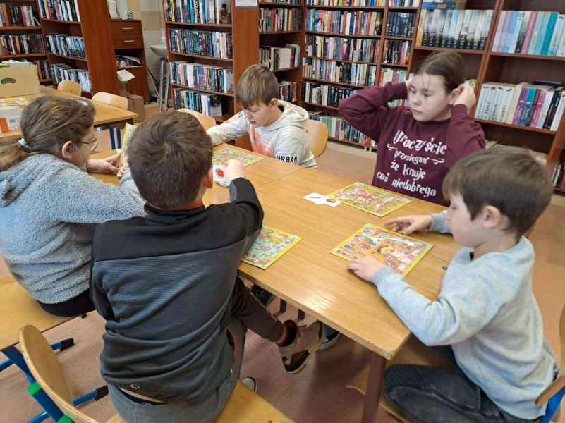 zdjęcie dzieci w trakcie gry planszowej