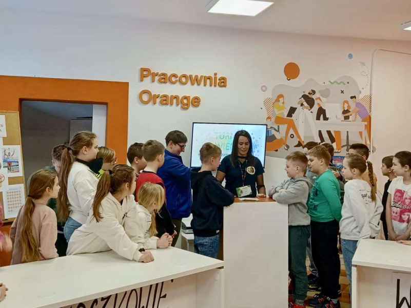 zdjęcie bibliotekarki i drużyn w trakcie turnieju