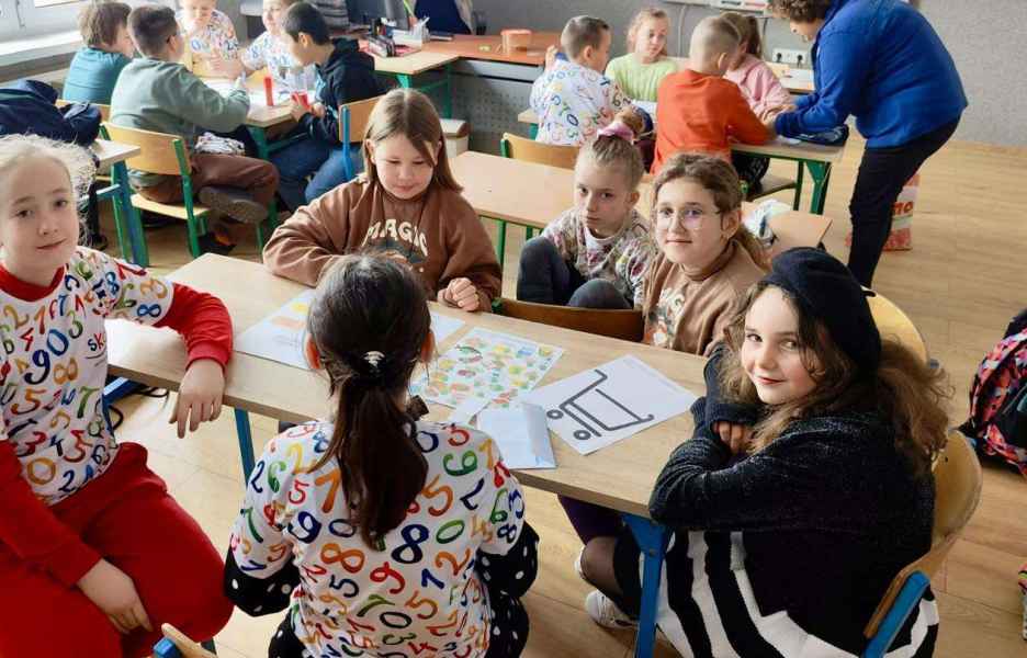 zdjęcie dzieci podczas planowania wydatków w grupie