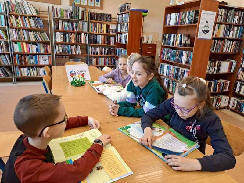 zdjęcie dzieci w bibliotece podczas oglądania książek
