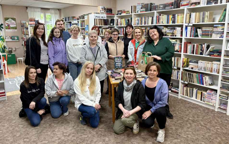 zdjęcie kadry biblioteki ze Szprotawy i Łęknicy na tle regałów z książkami