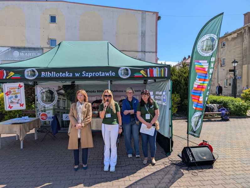 zdjęcie dyrektor biblioteki z bibliotekarkami oraz panią wiceburmistrz Szprotawy na tle namiotu biblioteki podczas otwarcia gry miejskiej