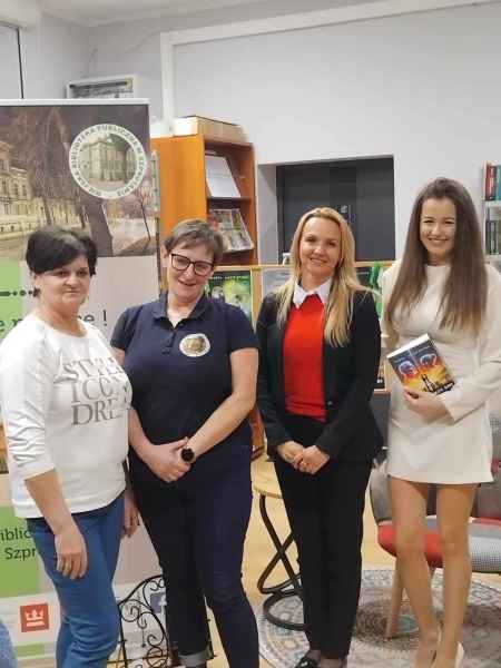 zdjęcie pisarki z dyrektor biblioteki, bibliotekarką i czytelniczką