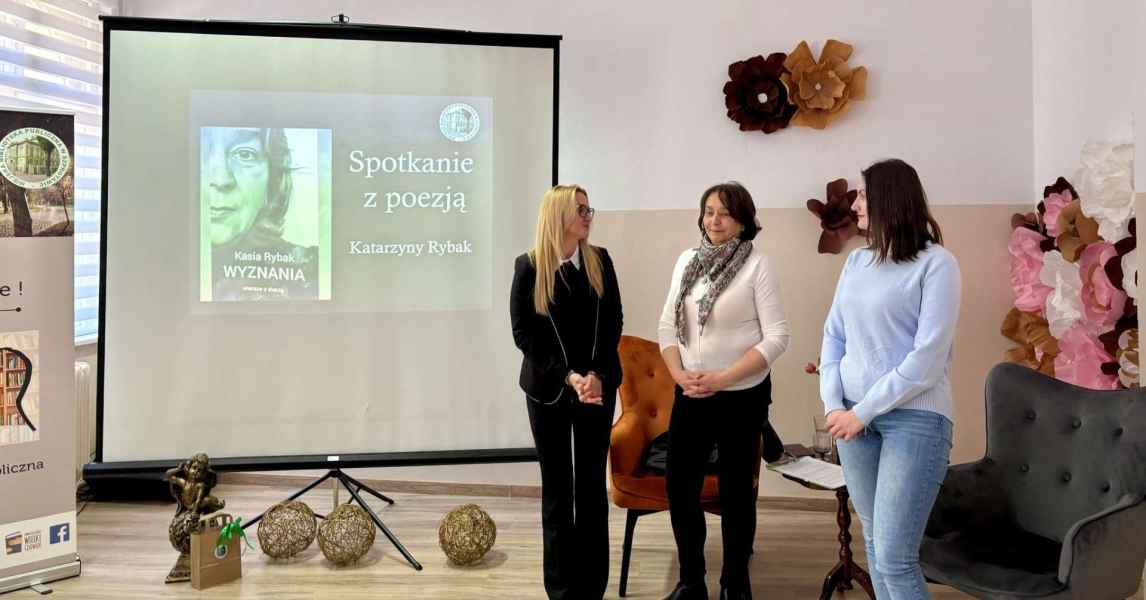 zdjęcie dyrektor biblioteki, pisarki oraz prowadzącej przy ekranie z prezentacją