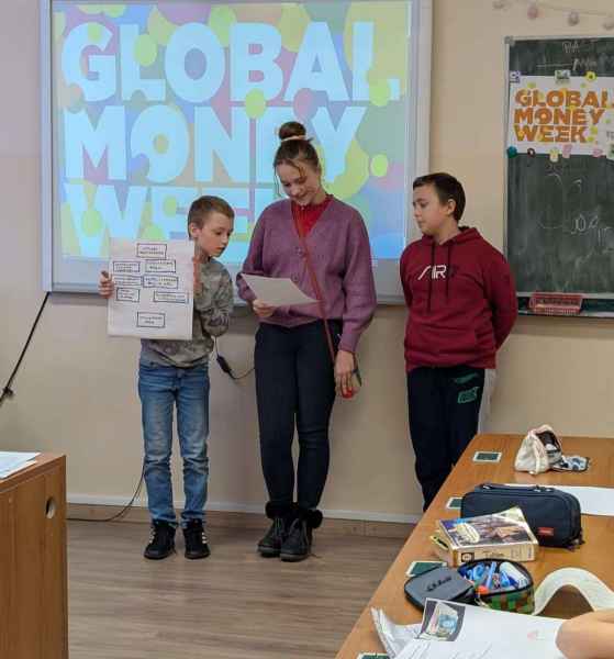 zdjęcie trójki dzieci podczas prezentacji autorkiego planu oszczędzania