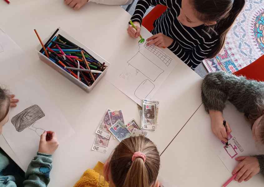 zdjęcie dzieci przy stoliku podczas rysowania 