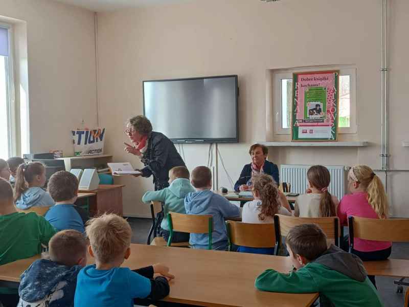 zdjęcie autorki czytającej dzieciom w klasie