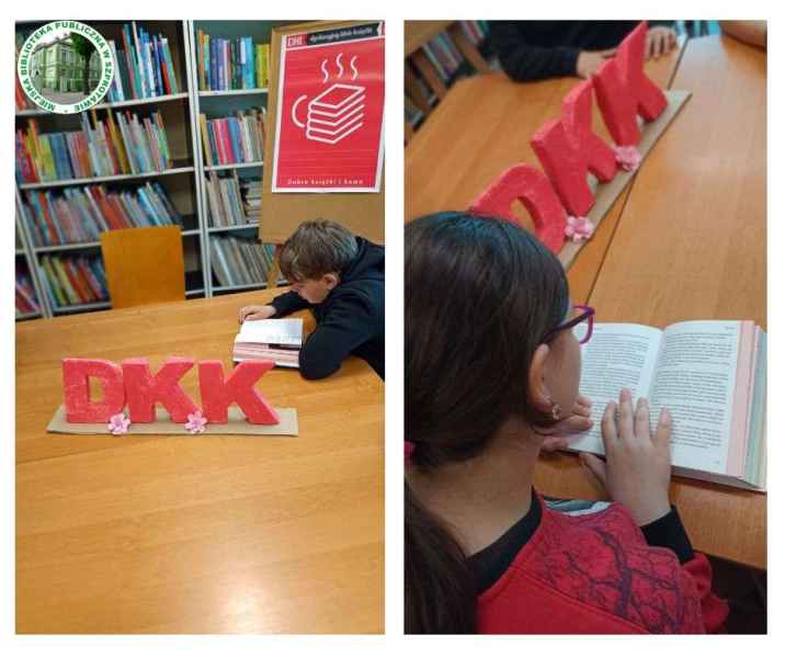 kolaż zdjęć chłopca i dziewczynki przy stoliku z książką, na nim napis DKK, z lewej logo biblioteki