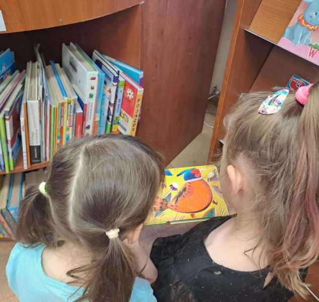 zdjęcie dzieci podczas oglądania książki