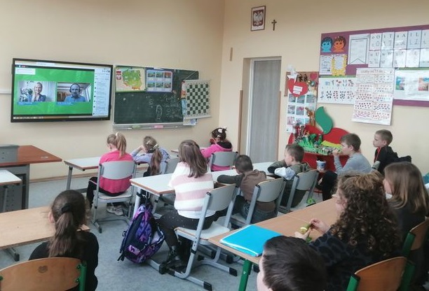 zdjęcie uczniów na spotkaniu autorskim online