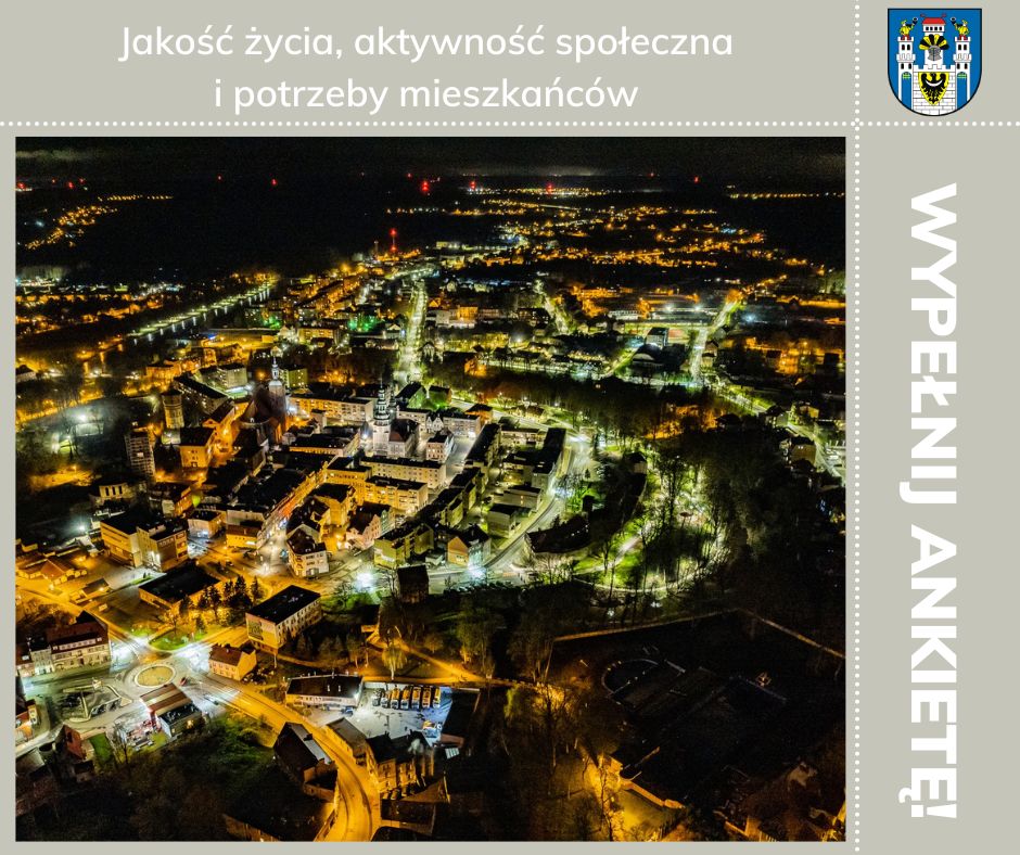 obrazek z napisem jakość życia aktywność społeczna i potrzeby mieszkańców wypełnij ankietę na górze herb miasta Szprotawa oraz zdjęcie miasta w lotu ptaka nocą