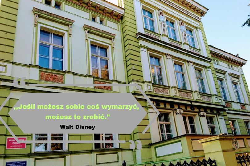 zdjęcie budynku biblioteki z napisem Jeśli możesz sobie coś wymarzyć możesz to zrobić Walt Disney w szarej ramce